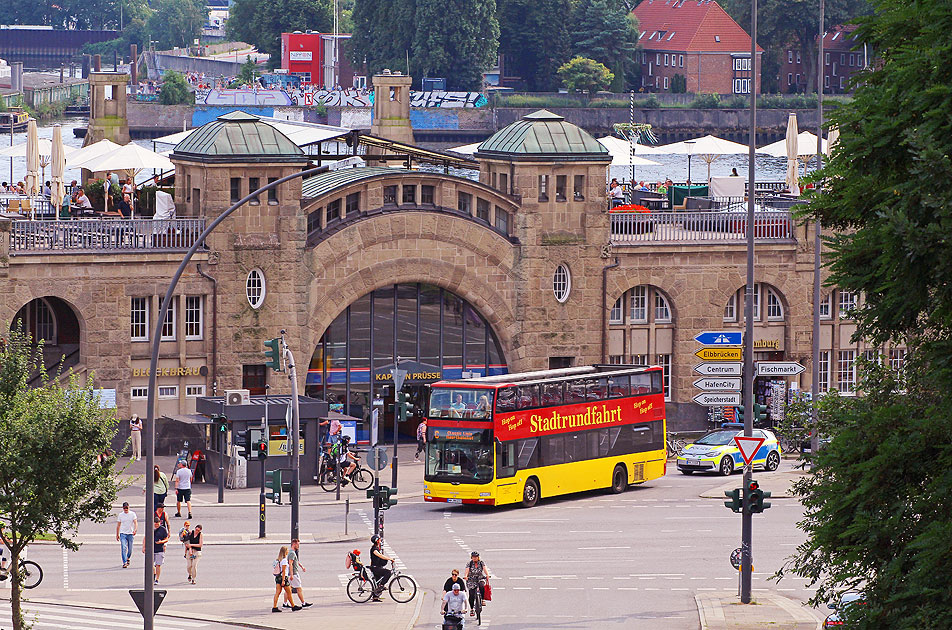 Ein Stadtrundfahrt Bus an den St. Pauli Landungsbrücken