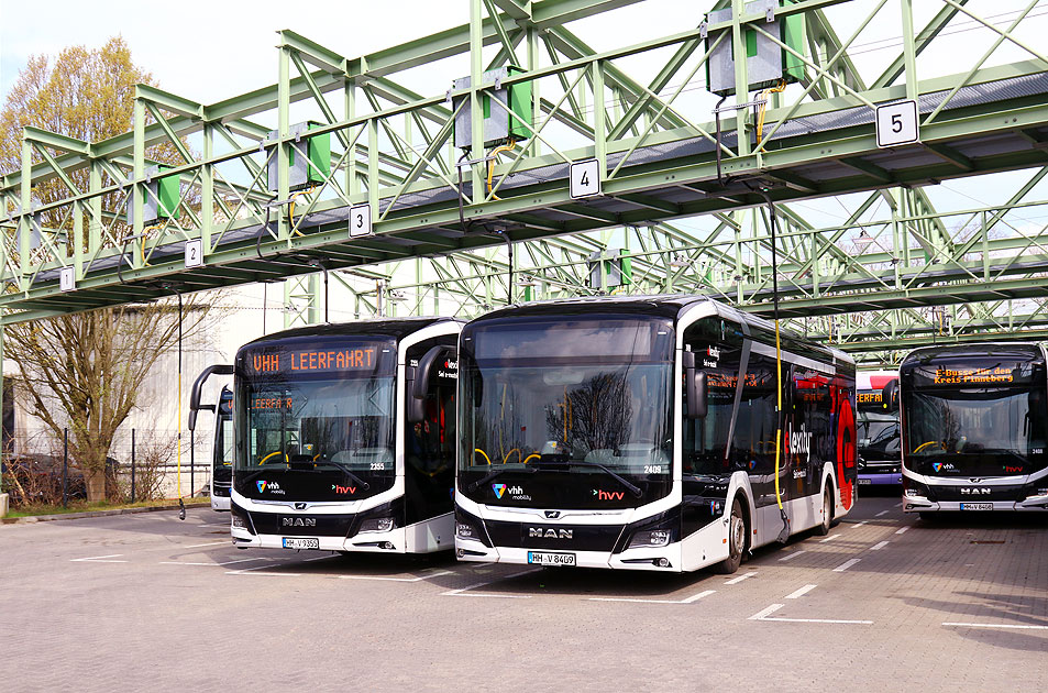 Elektrobusse von der VHH auf dem Betriebshof Schenefeld