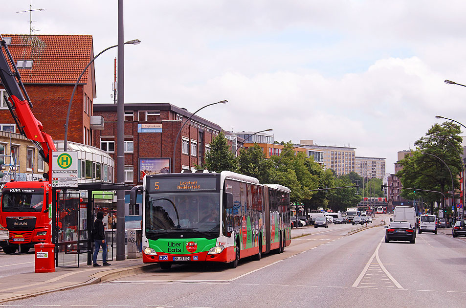 Ein Hochbahn-Bus an der Haltestelle Eppendorfer Weg (Ost)