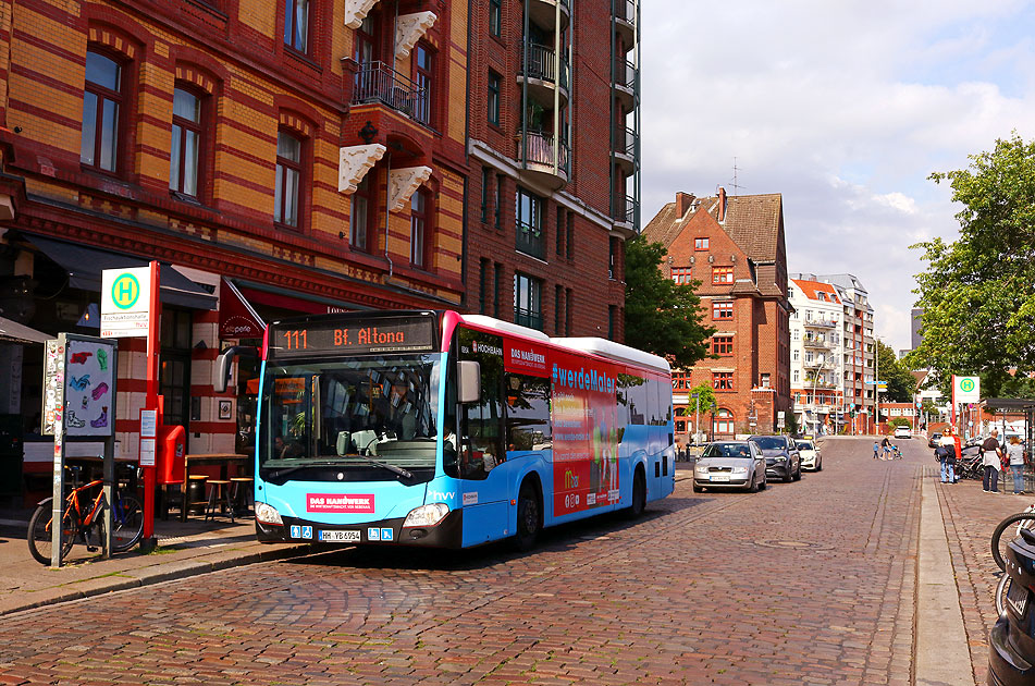Ein Hochbahn-Bus der Linie 111 an der Haltestelle Fischauktionshalle