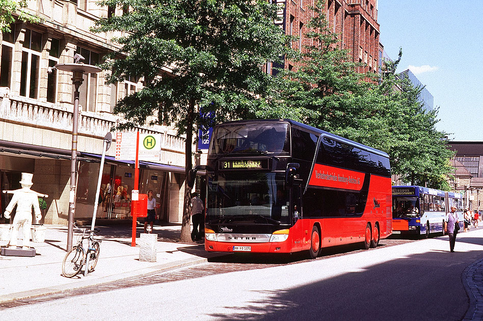 VHH Doppeldeckerbus an der Haltestelle Hbf / Mönckebergstraße