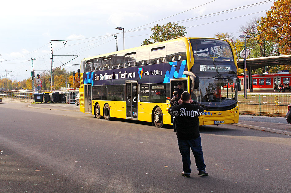 Berliner Doppeldeckerbus BVG 3576 auf dem ZOB in Hamburg-Bergedorf