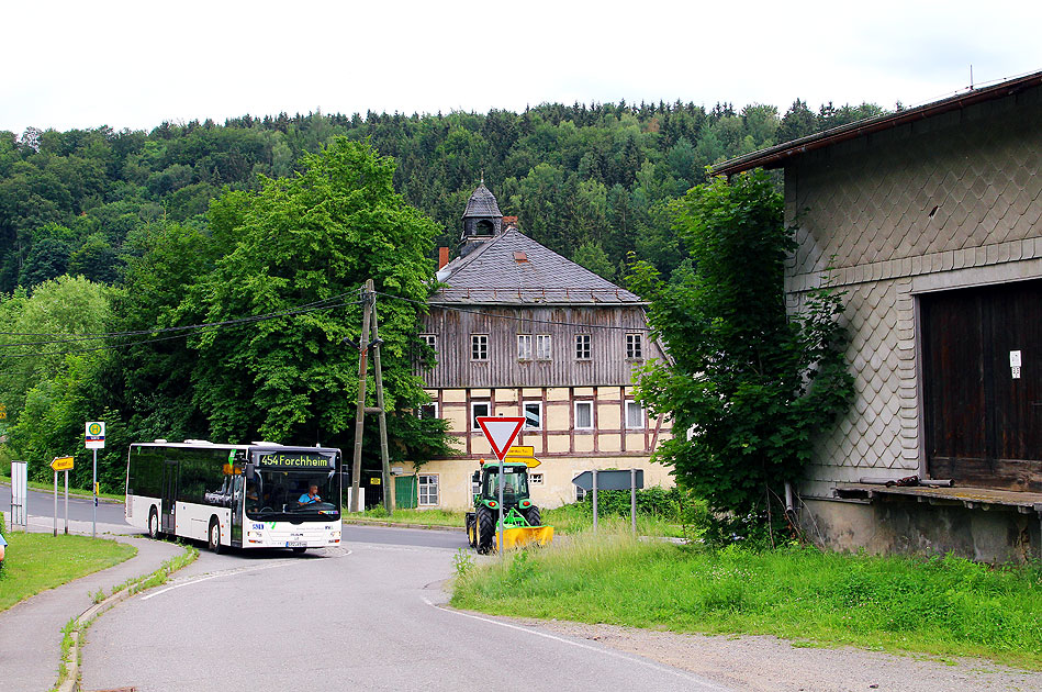 Ein Bus vom Regionalverkehr Erzgebirge am Bahnhof Nennigm&uuml;hle