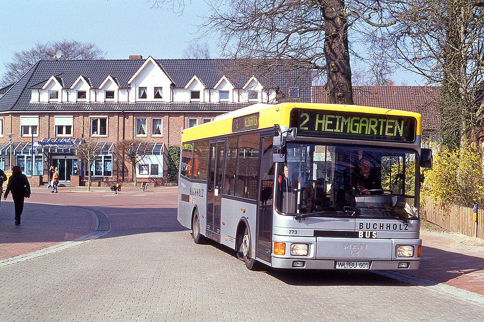 Ein Buchholz Bus an der Haltestelle Treffpunkt