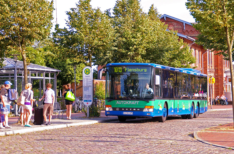 Ein Autokraftr Bus am Bahnhof  Nieb&uuml;ll