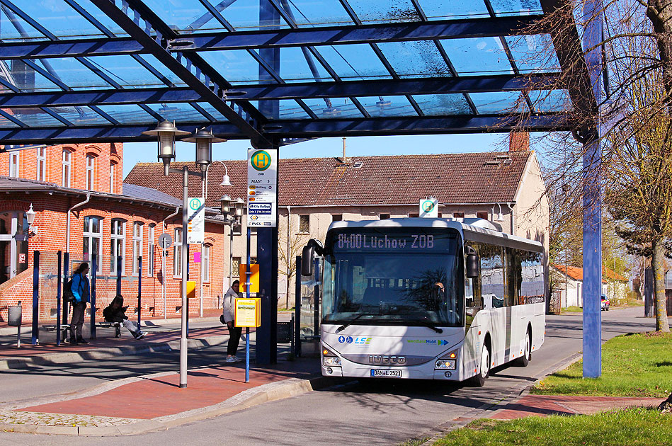Ein Iveco-Bus der L&uuml;chow-Schmarsauer Eisenbahn vor dem Bahnhof Salzwedel in der Altmark