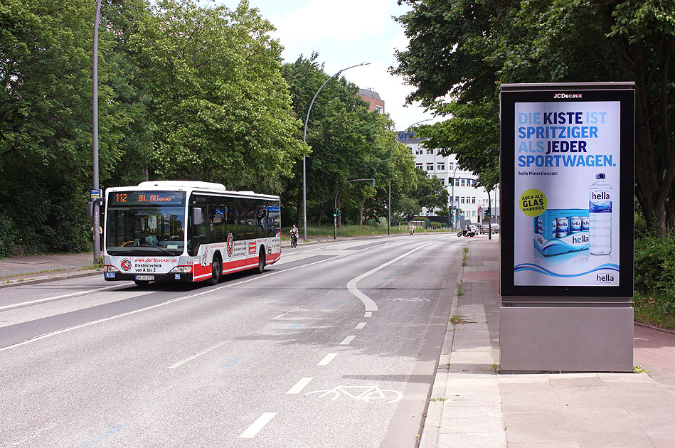 Ein Hochbahn-Bus an der Haltestelle Bl&uuml;cherstra&szlig;e in Hamburg