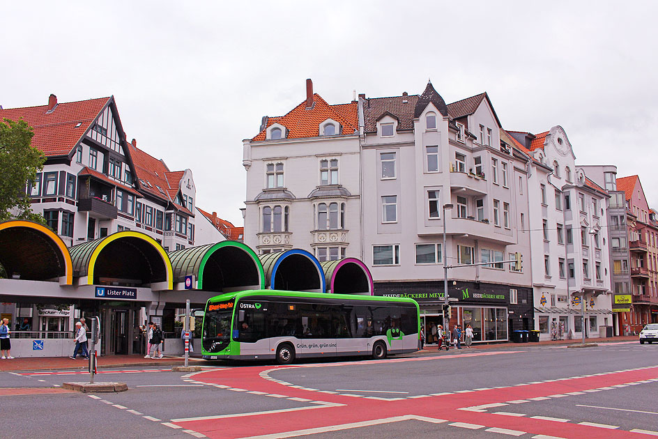 Ein &Uuml;stra-Elektrobus am Bahnhof / der Haltestelle Lister Platz in Hannover