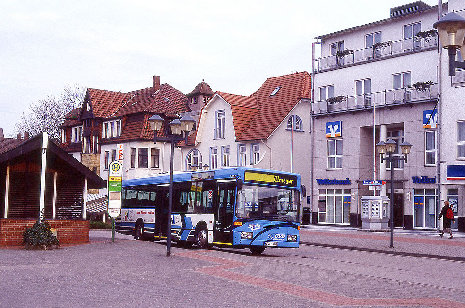 Ein Bus am ZOB in Bad Oeynhausen vor dem Bahnhof