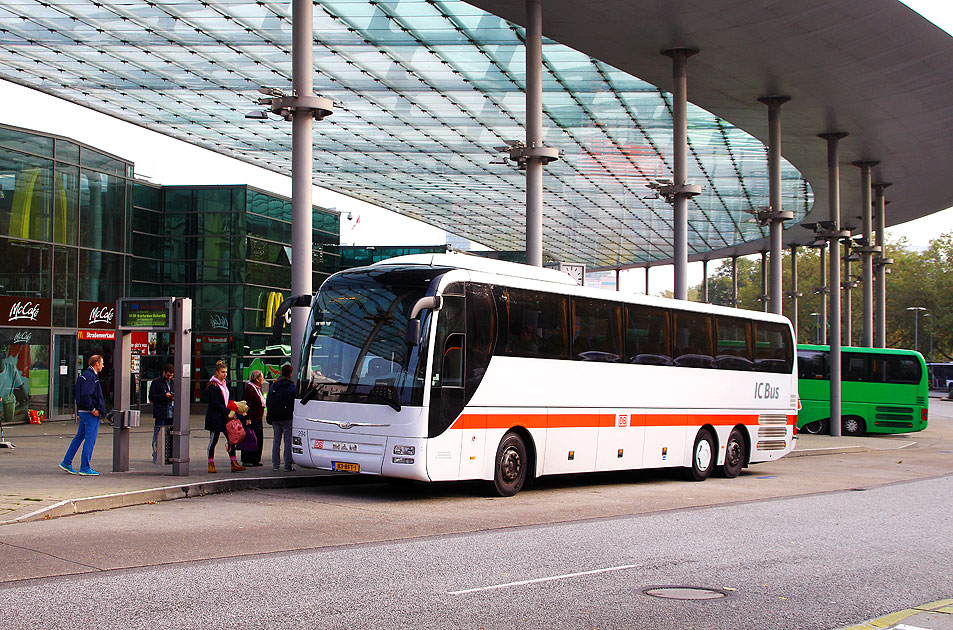 Ein IC Bus der Linie Hamburg - Amsterdam auf dem ZOB in Hamburg