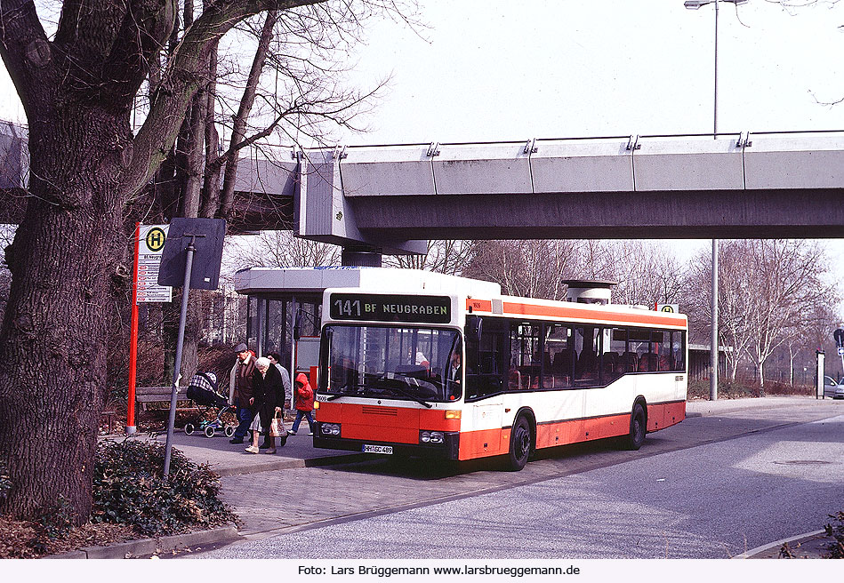Ein Hochbahn Bus an der Haltestelle S-Bahn Neugraben in Hamburg