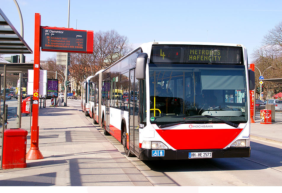 Ein Hochbahn Citaro Gelenkbus an der Haltestelle Bahnhof Dammtor
