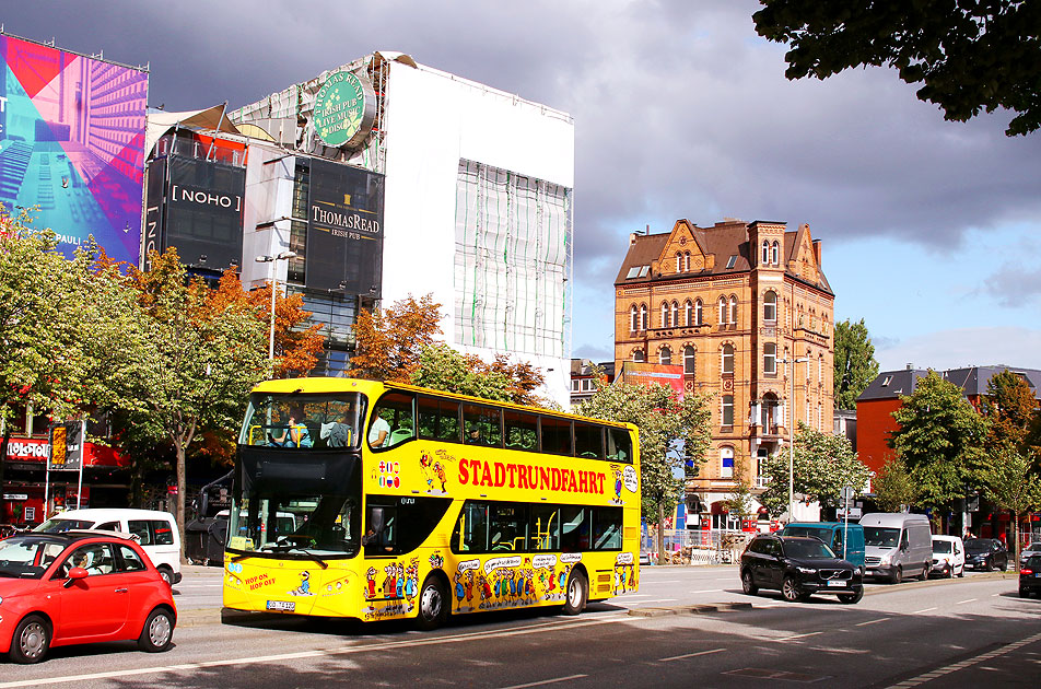 Ein Stadtrundfahrt Bus in Hamburg auf der Reeperbahn vom Hersteller Unvi mit Volvo Fahrgestell