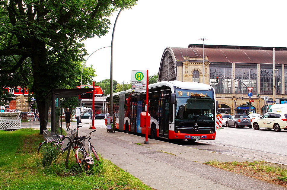 Ein Ecitaro G der Hamburger Hochbahn an der Haltestelle Bahnhof Dammtor