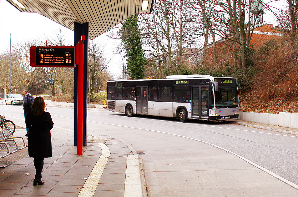 Ein VHH Bus an der U-Bahn-Haltestelle Burgstraße