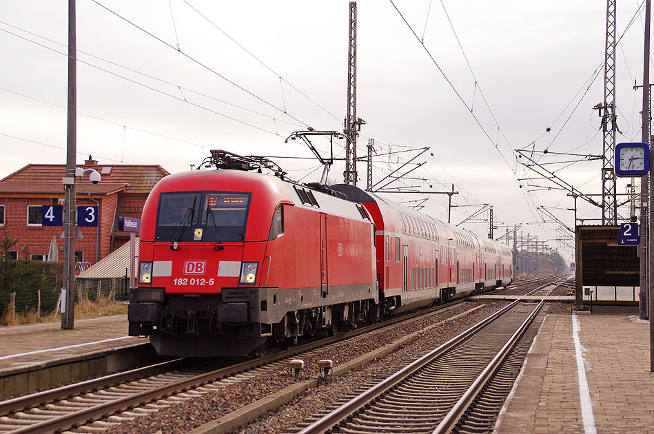 DB Baureihe 182 im Bahnhof Holthusen in Mecklenburg
