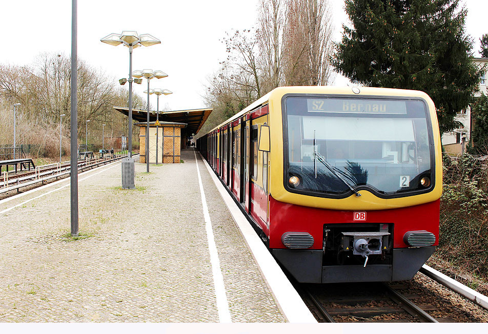 Eine S-Bahn der Baureihe 481 im Bahnhof Lichtenrade