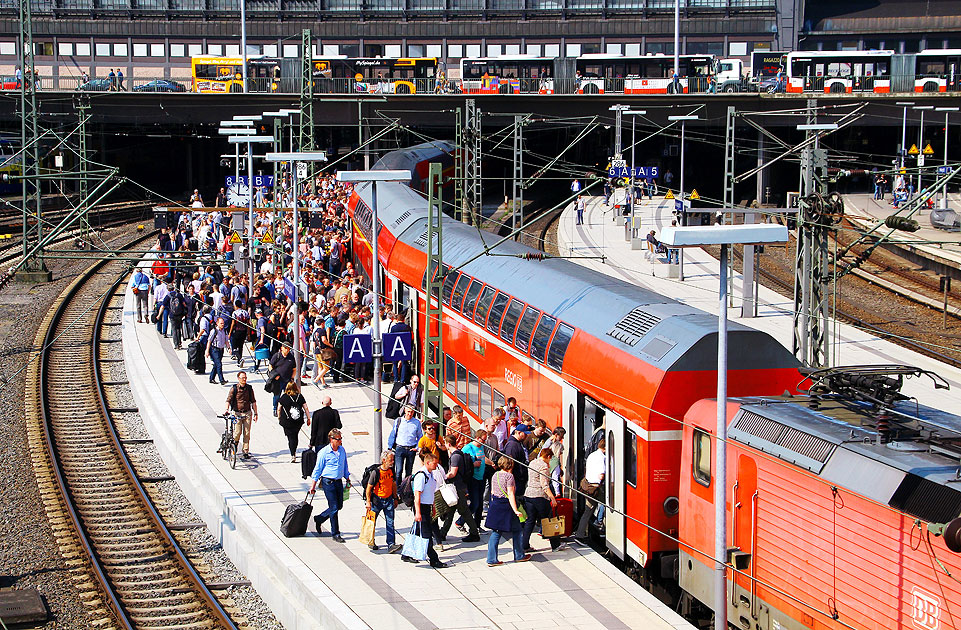 Fahrgastwechsel in Hamburg Hbf
