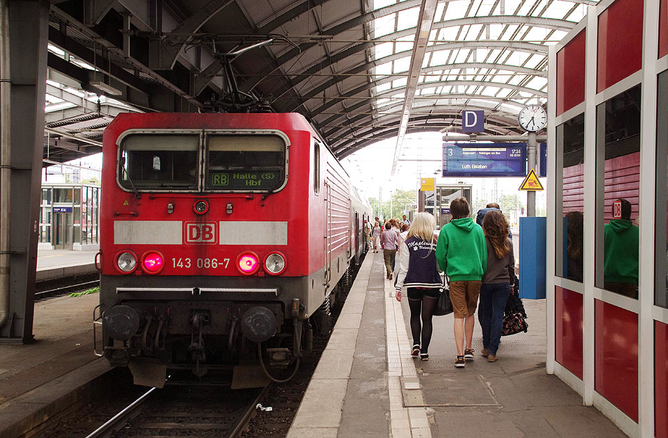 Eine Lok der Baureihe 143 in Halle Saale Hbf