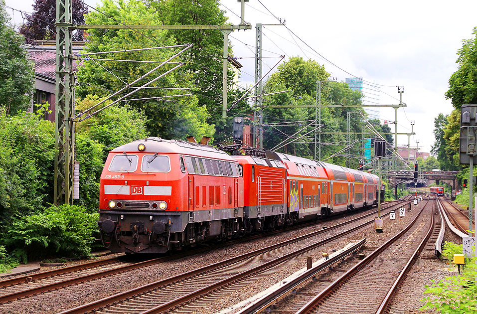 Eine Lok der Baureihe 218 zieht einen RE mit einer Lok der Baureihe 112
