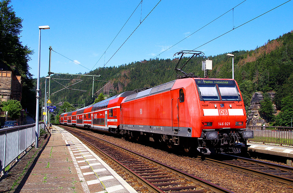 Eine S-Bahn im Bahnhof Schöna