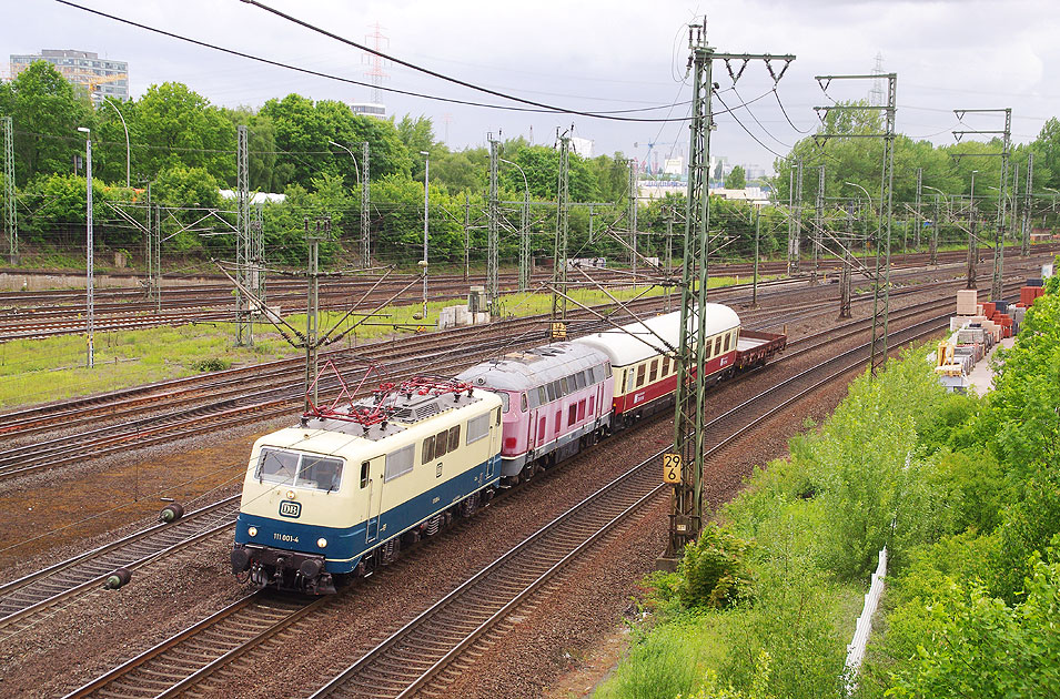 DB Museumslok 111 001-4 im Bahnhof Hamburg-Harburg mit der 216 221