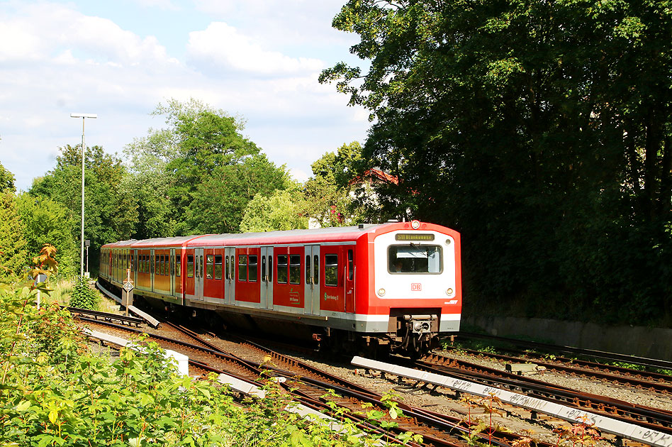 Die Hamburger S-Bahn: Die Baureihe 472 der Hamburger s-Bahn im Bahnhof Hamburg-Blankenese