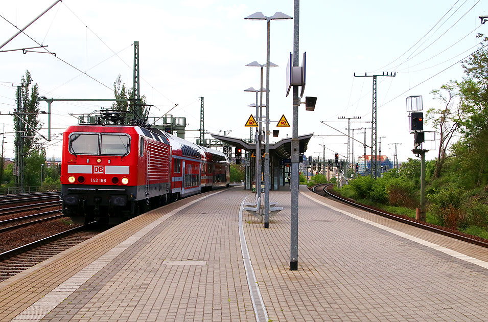 Eine Lok der Baureihe 143 im Bahnhof Dresden Freiberger Straße