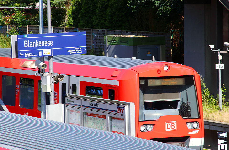 Ein Bahnhofsschild vom Bahnhof Blankenese