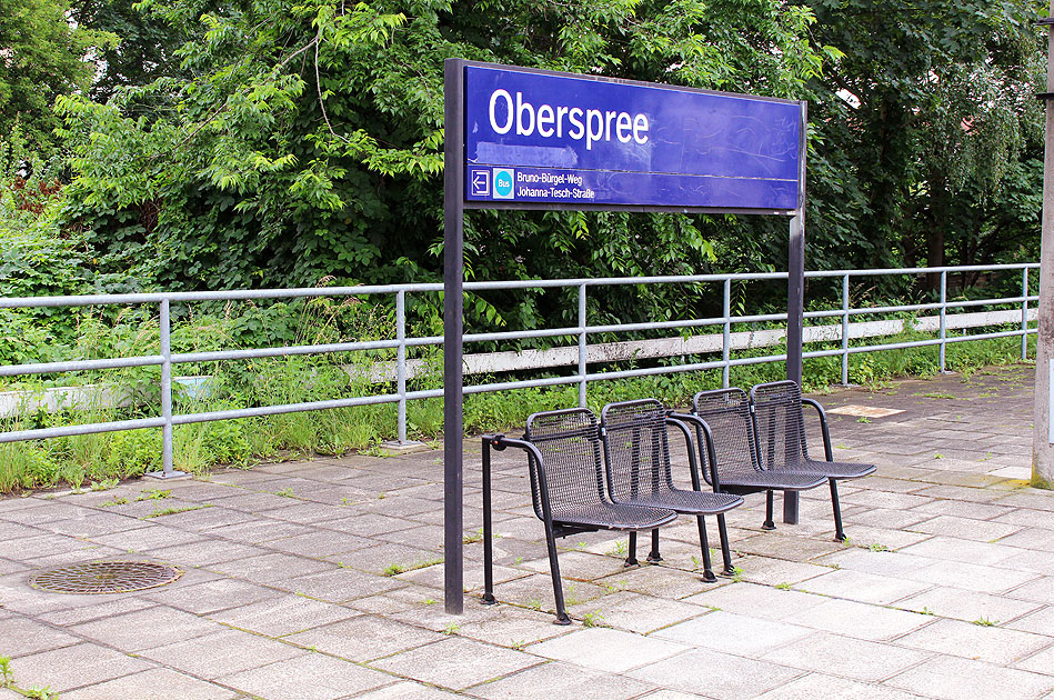 Ein Bahnhofsschild vom Bahnhof Oberspree der Berliner S-Bahn