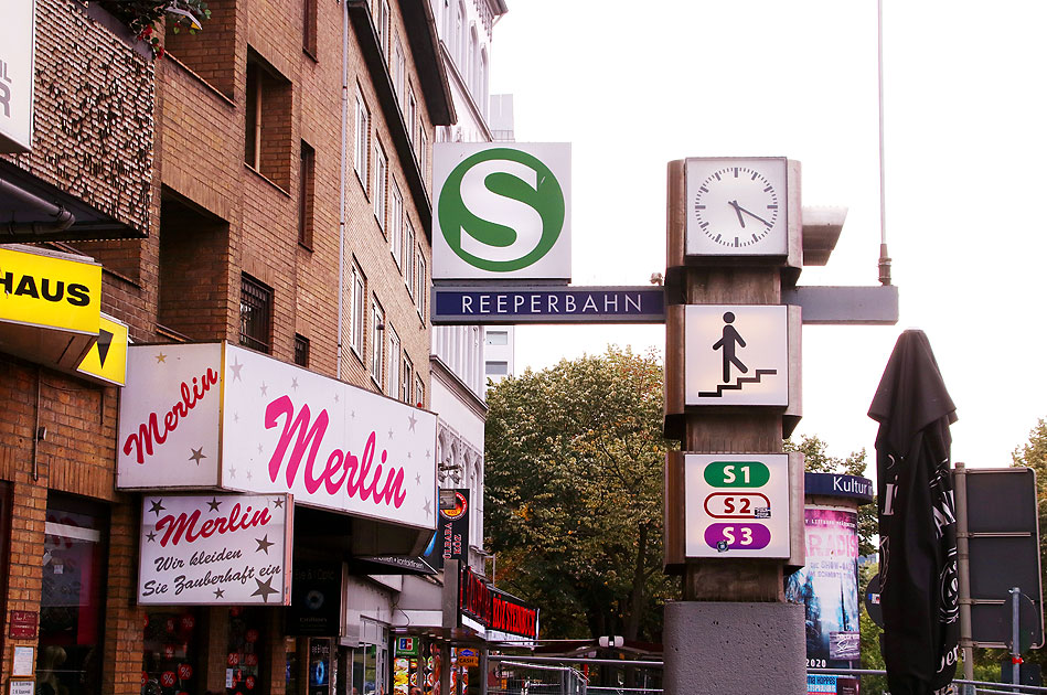 Der Bahnhof Reeperbahn in Hamburg das Bahnhofsschild vom Eingang Hans-Albers-Platz