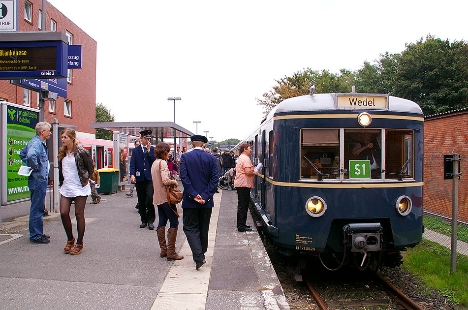 S-Bahn Wedel - Bahnhof Wedel - Museumszug 471 082 der Hamburger S-Bahn