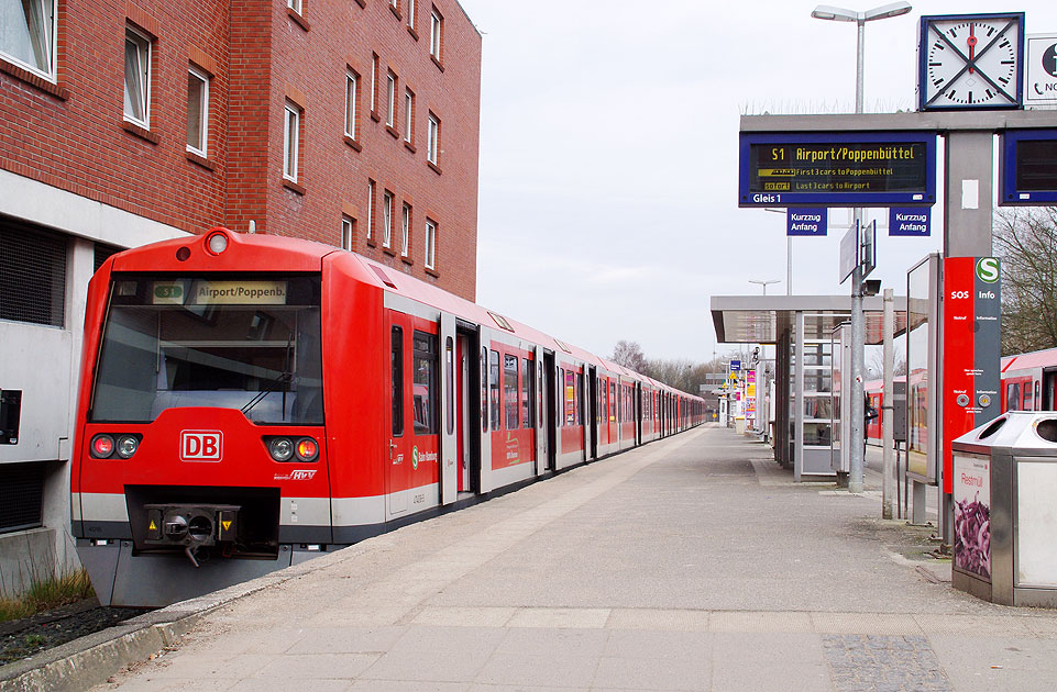 S-Bahn im Bahnhof Wedel - Linie S1 S-Bahn Hamburg