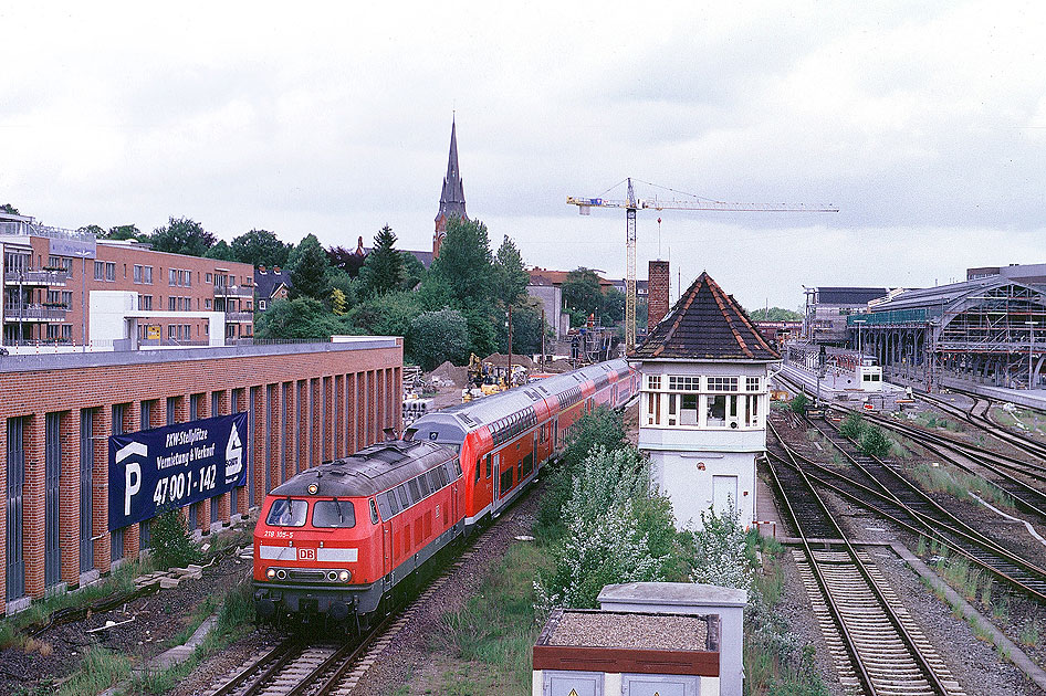 Eine Lok der Baureihe 218 in Lübeck Hbf