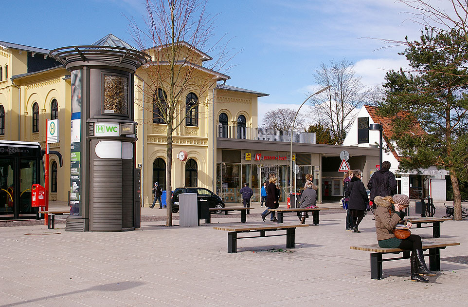 Das Bahnhofsgebäude mit Bahnhofsvorplatz vom Bahnhof Blankenese in Hamburg