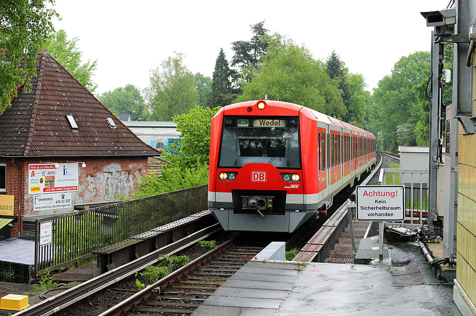 S-Bahn der Baureihe 474 im Bahnhof Kornweg in Hamburg