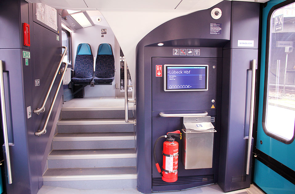 Der Eingangsbereich vom Stadler Doppelstocktriebwagen der Regionalbahn Schleswig-Holstein