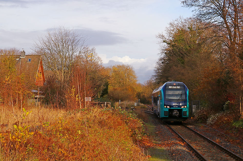 Die Mitfahrt in den Triebwagen der Baureihe 526 macht Freude - Ein Erixx-Triebwagen in Kiel-Oppendorf
