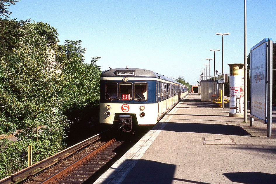DB Baureihe 471 im Bahnhof Halstenbek