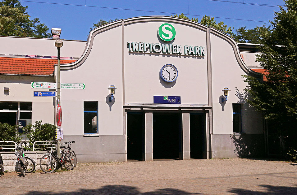 Der Bahnhof Treptower Park der S-Bahn in Berlin