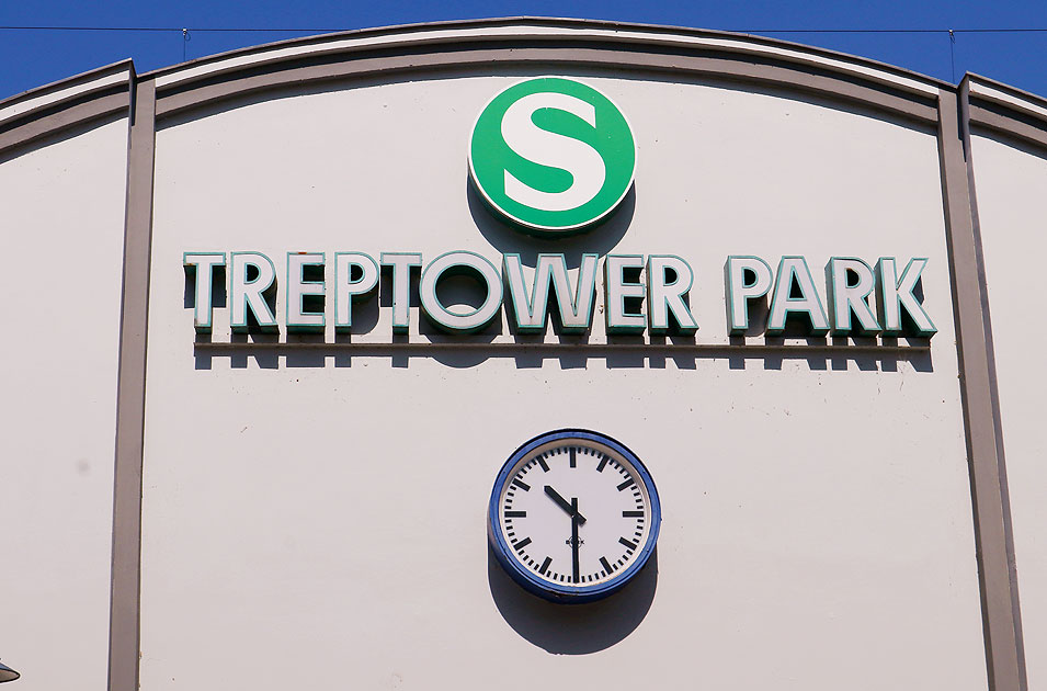 Der Bahnhof Treptower Park in Ost-Berlin