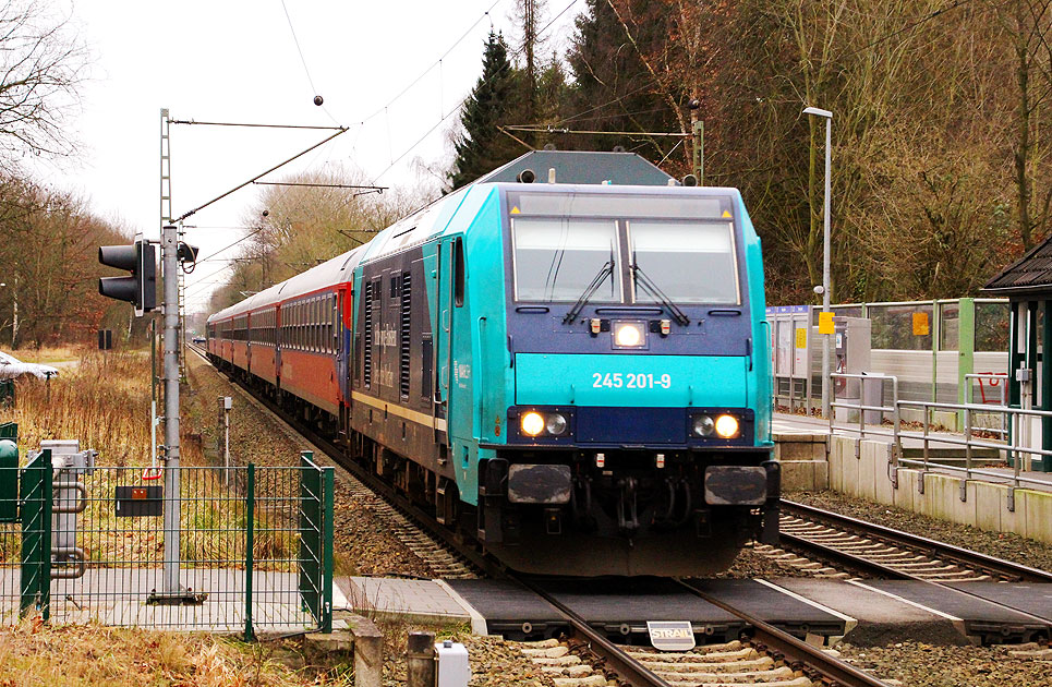 Foto Baureihe 245 in Prisdorf mit Marschbahnzug
