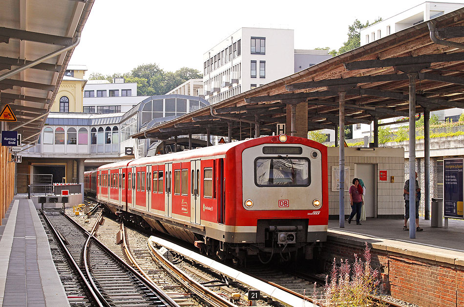 S-Bahn im Bahnhof Hamburg-Blankenese