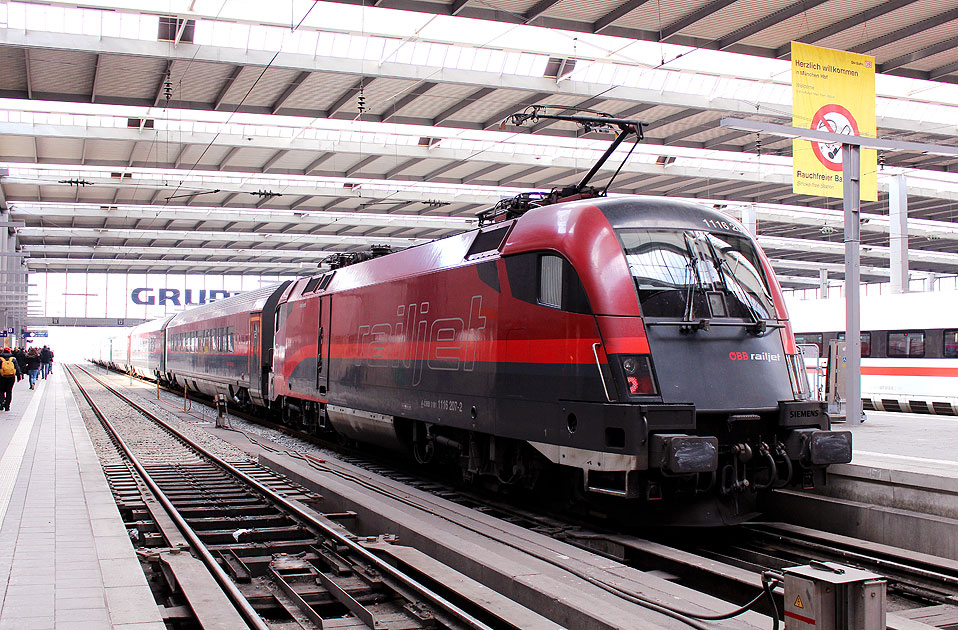Ein ÖBB Railjet-Zug in München Hbf