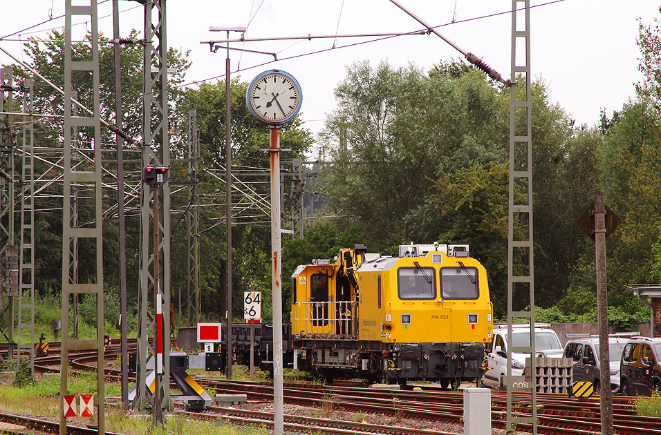 Ein Gleisarbeitsfahrzeug der Baureihe 746.0 im Bahnhof Itzehoe