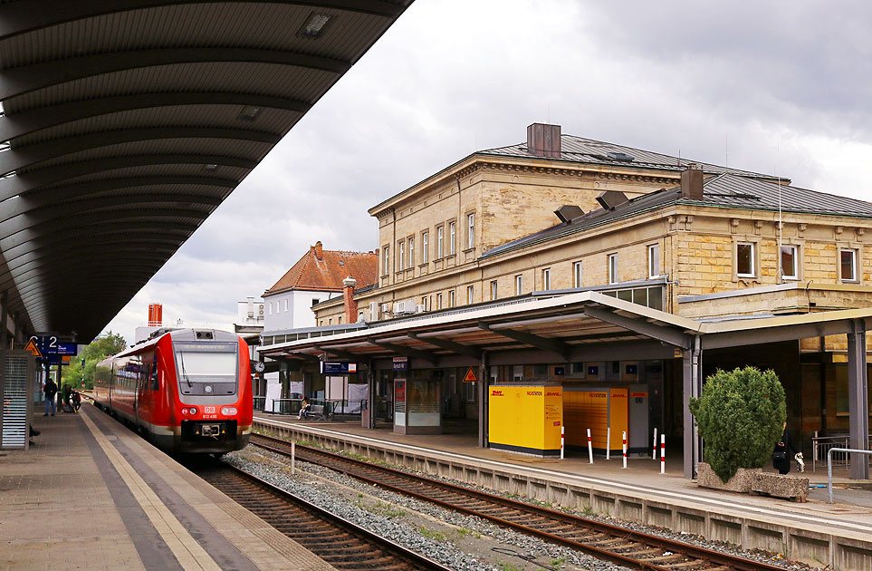Ein Triebwagen der Baureihe 612 im Hauptbahnhof Bayreuth