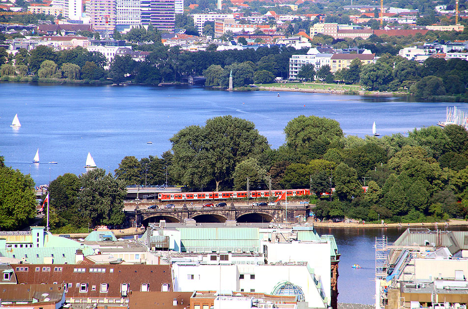 Eine S-Bahn der Baureihe 472 auf der Hamburger Lombardsbrücke