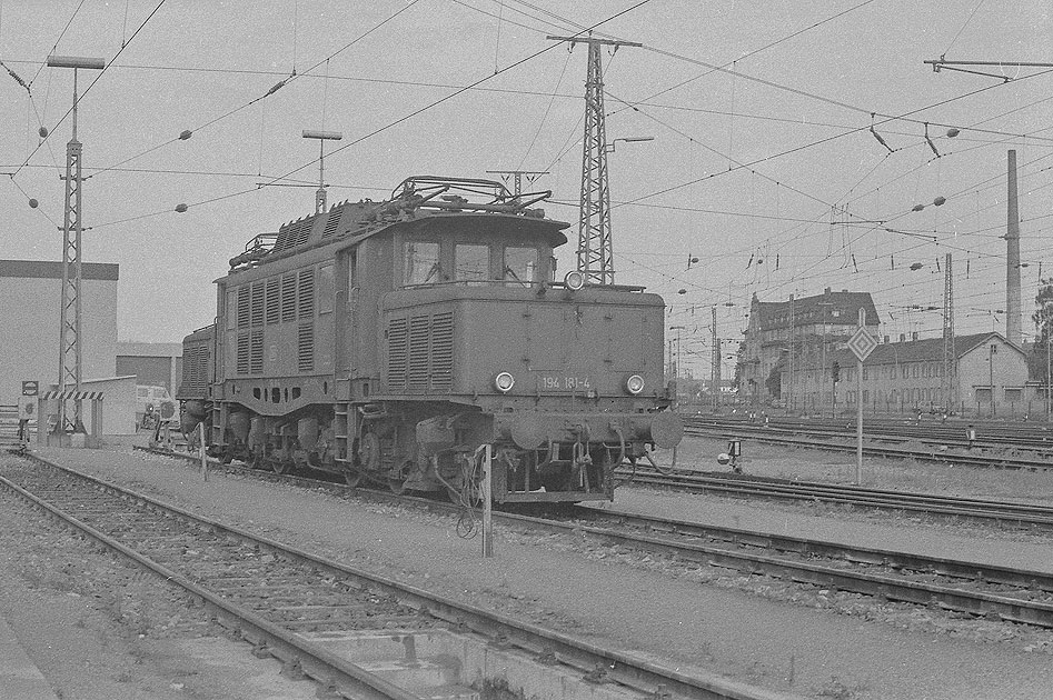 Eine Lok der Baureihe 194 im Bahnhof Singen (Hohentwiel)