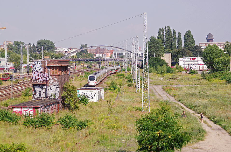 Ein ICE der Deutschen Bahn AG am Bahnhof Berlin Warschauer Straße
