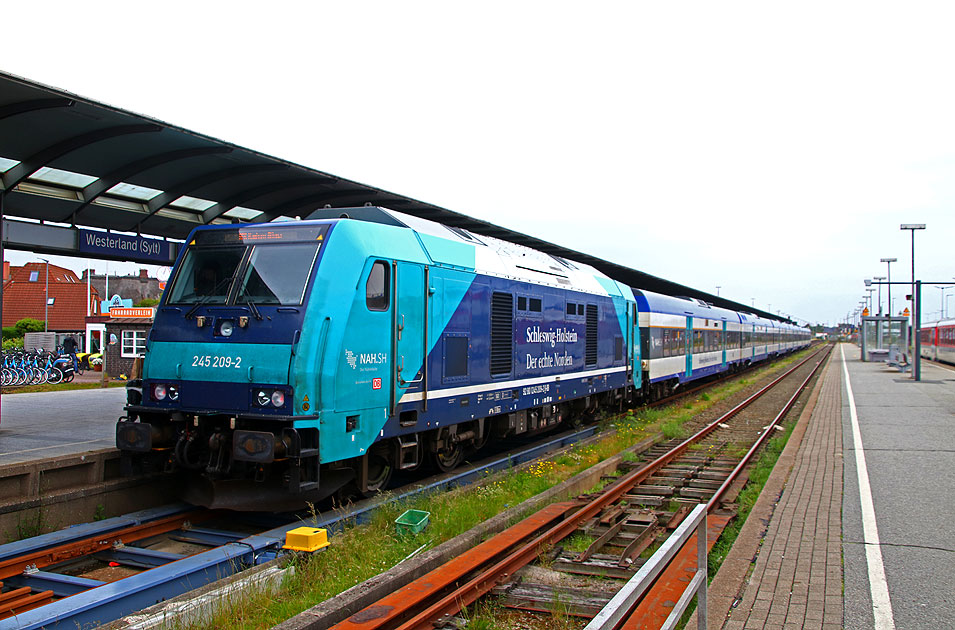 Ein Eilzug nach Hamburg-Altona im Bahnhof Hamburg-Altona